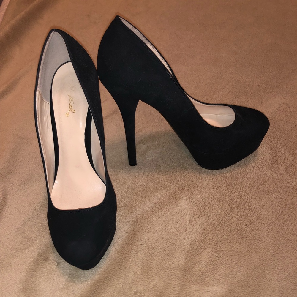Black Pumps